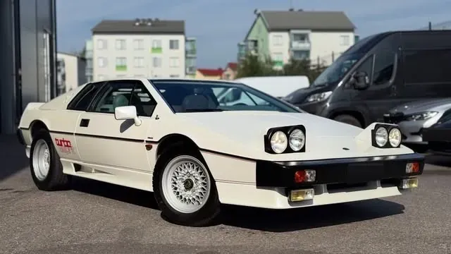 Valkoinen Lotus Esprit hallin pihalla