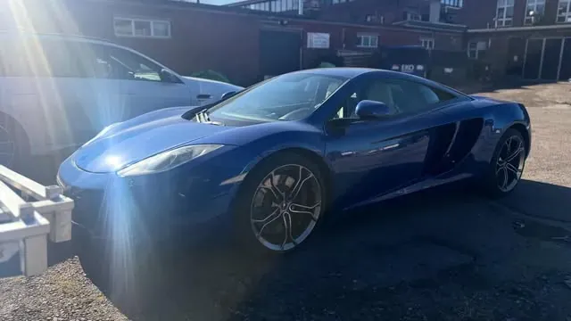 Sininen McLaren 12C auringossa