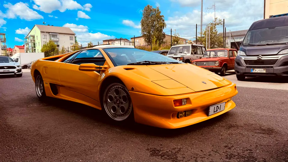 Lamborghini Diablo NFS Crew'n hallin pihassa