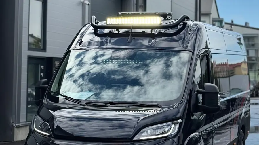 Musta Fiat Ducato, jonka katolla on lisävalopaneeli