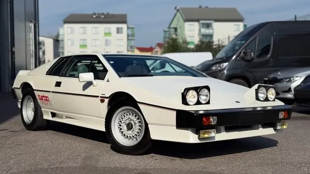 Valkoinen Lotus Esprit Turbo hallin pihalla