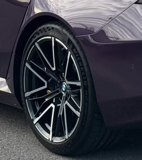 BMW M5:n takapyörä, jarrulevy vanteen takana