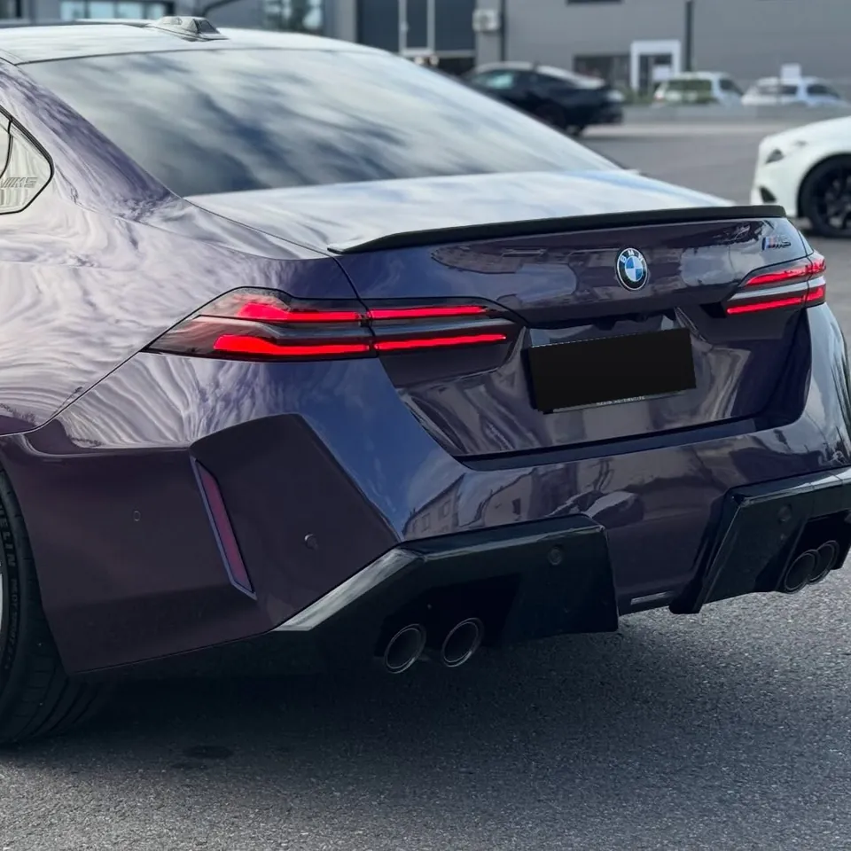 Violetin BMW M5:n takaosa, takaspoileri ja musta diffuusori