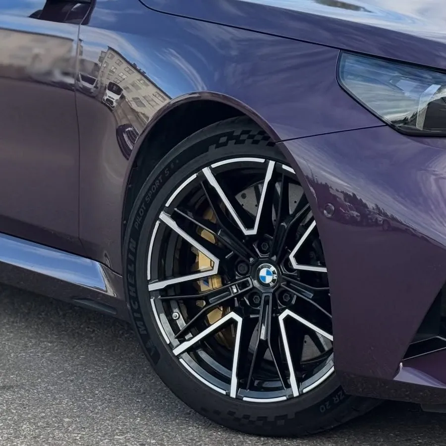 BMW M5:n kaksivärinen vanne ja matalaprofiilinen rengas läheltä