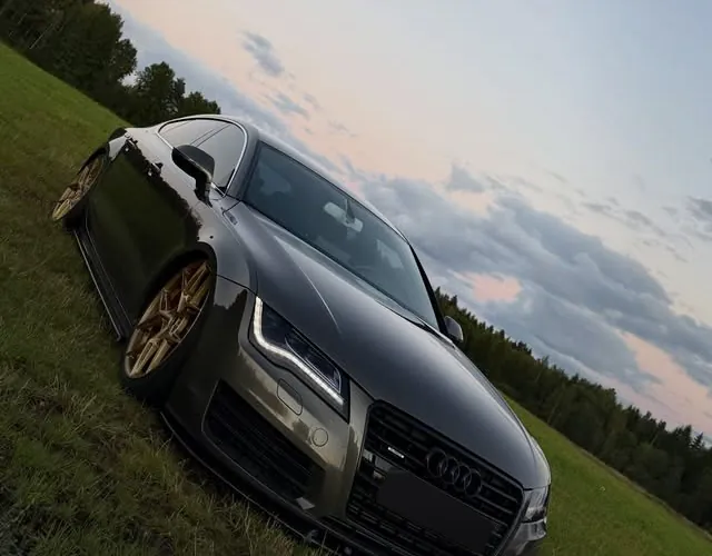 Tumma Audi A7 kullanvärisillä vanteilla