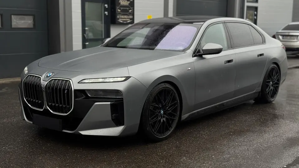 Harmaa BMW i7 NFS Crew'n hallin edessä Tuusulassa