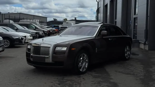 Rolls-Royce Ghost hallin edessä